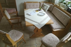 2.-Bank-und-Stühle-neu-gepolstert-2.-Bild