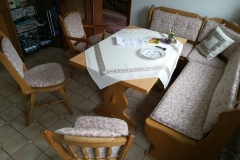 2.-Bank-und-Stühle-neu-gepolstert